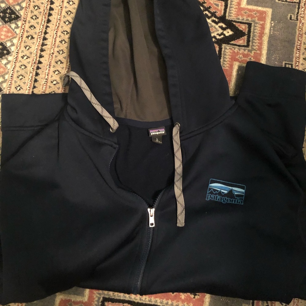 Navy blue men’s Patagonia hoodie zip up